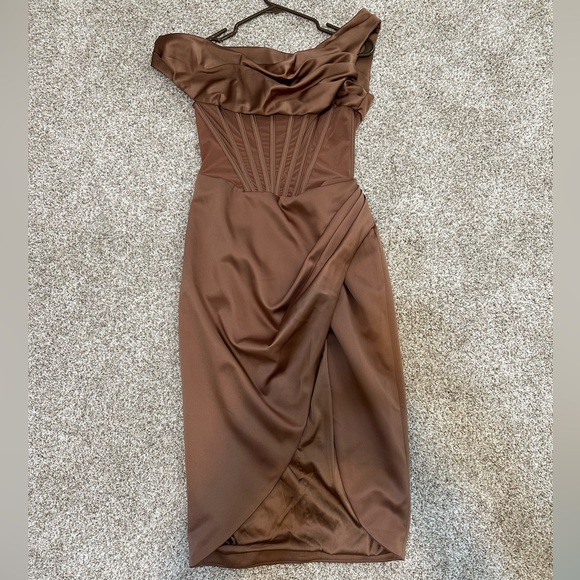 House of CB. Elegant One-Shoulder Brown - Picture 8 of 9